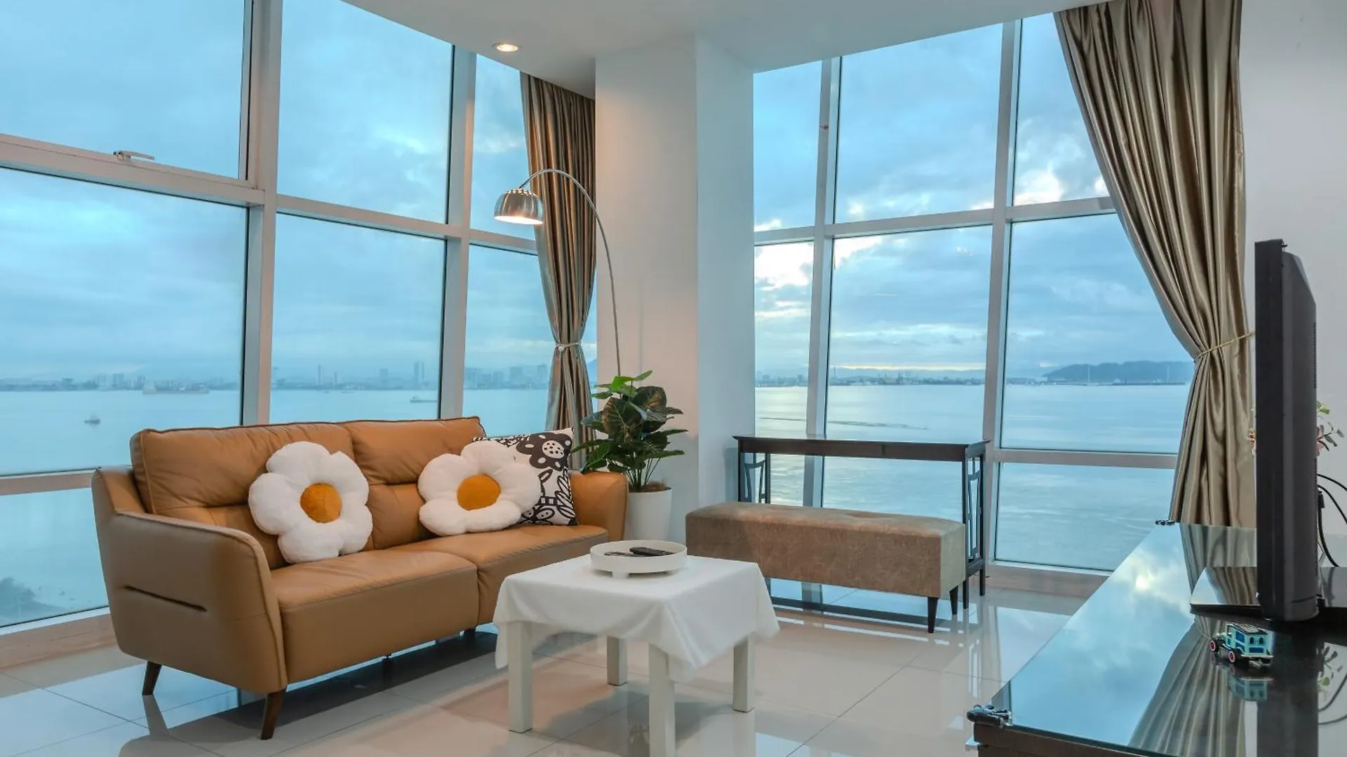 Maritime Seaview Comfy Suite Penang With Tvbox,Pool,Freewifi,2-8Pax Jelutong